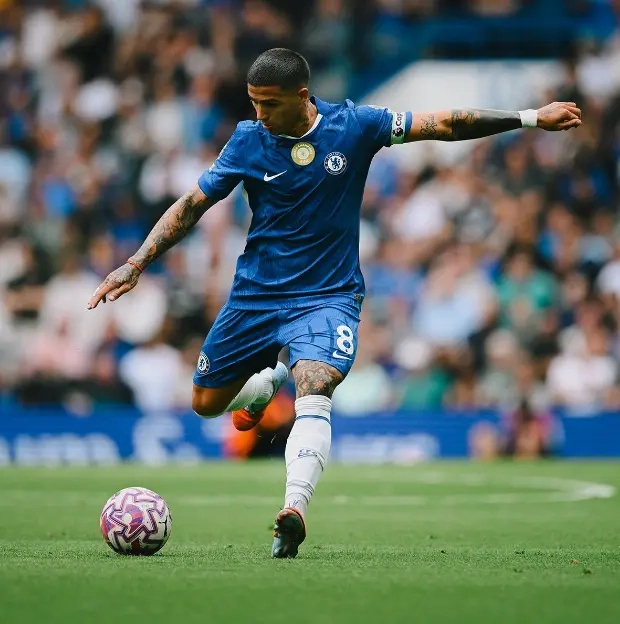 曼联新星转会风波：曼城挖角中场强援，球员意愿成关键